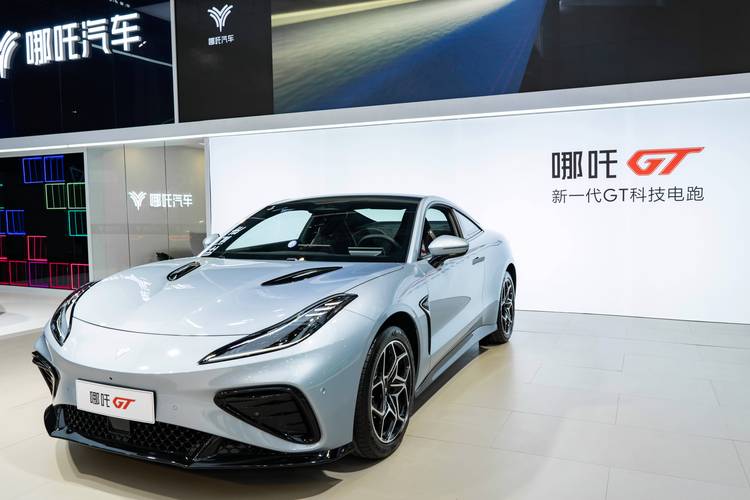 深圳134哪吒汽车在智能汽车领域的表现，领途汽车在新能源汽车市场中的影响力